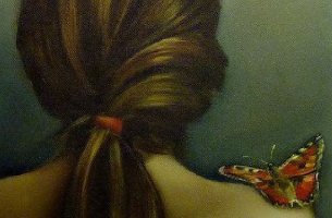 Mariposa sobre un hombro desnudo para representar la relación entre piel y emociones