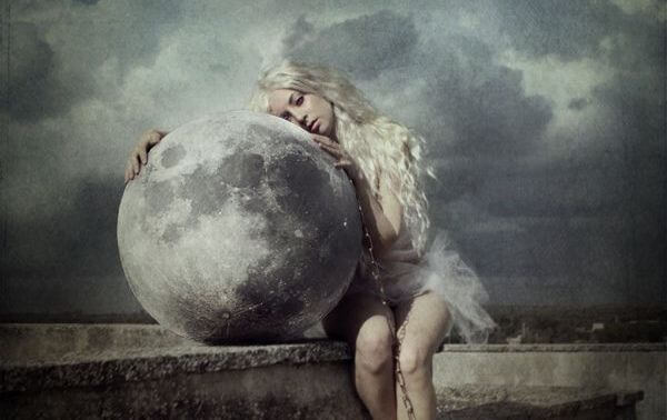 chica abrazada a la luna representando el arte de amargarme la vida