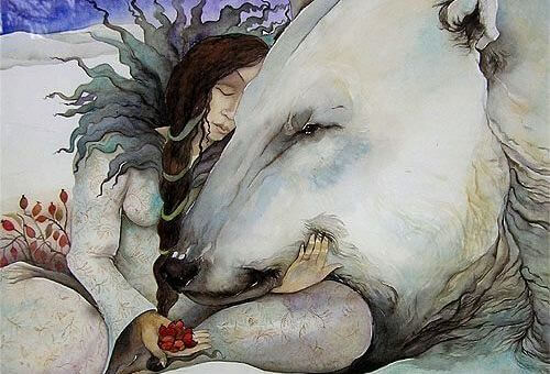 femme étreignant un ours