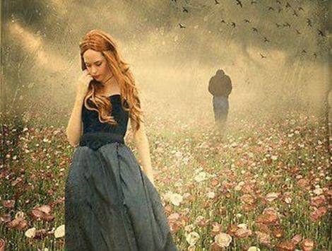 mujer alejándose de su pareja representando la comunicación asertiva