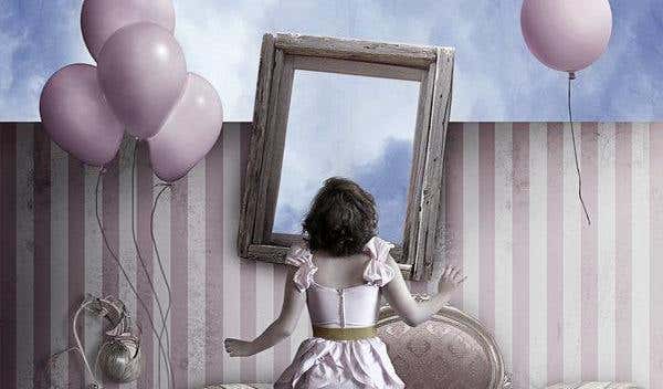 mujer ante un espejo rodeada de globos rosas