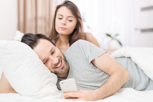 Mujer celosa espiando a la pareja