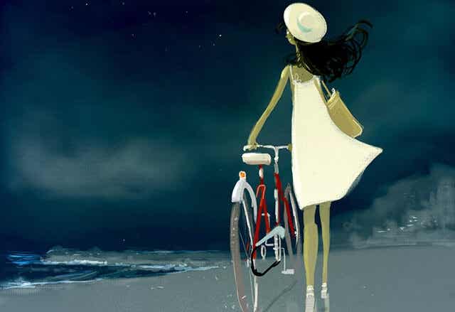 mujer paseando en bicicleta por la playa pensando en cambiar de vida