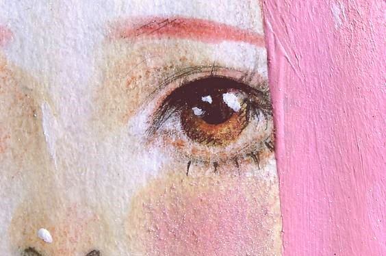 mujer-con-cabello-rosa