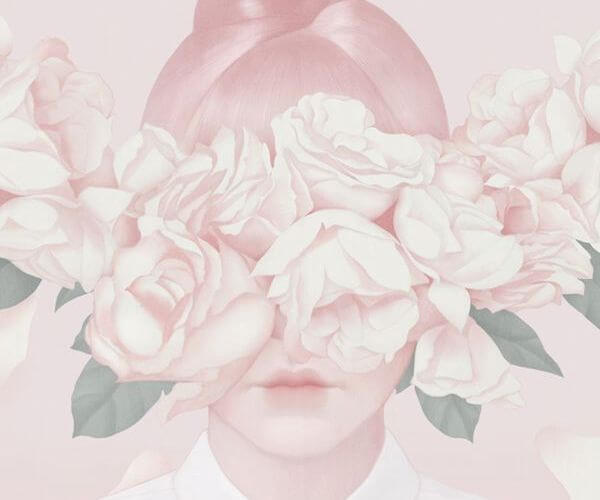 mujer con flores rosas en el rostro