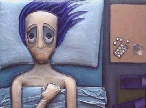 Mujer con los ojos abiertos y pastillas en la mesilla