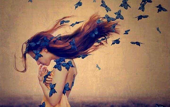 Mujer triste pensando en las adversidades con mariposas azules en el cabello