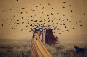Mujer con mariposas que le salen del pecho