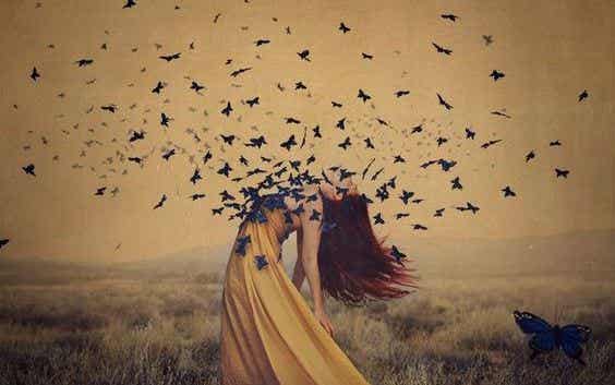 Mujer con mariposas que le salen del pecho simbolizando la introspección liberadora