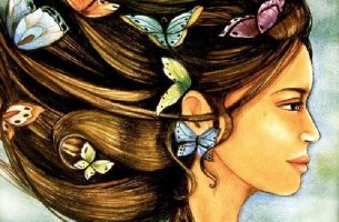 Mujer con mariposas en su cabello