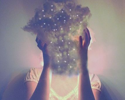 mujer con una nube simbolizando 6 emociones básicas