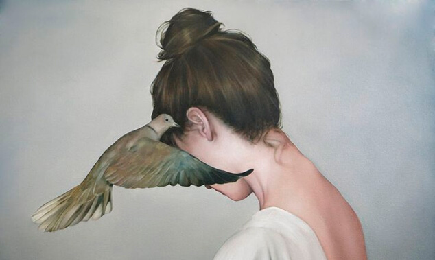 fille avec pigeon ramier dans son oreille