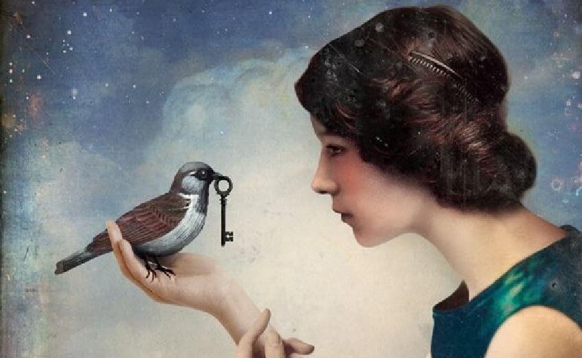 Mujer con un pájaro que lleva una llave en el pico