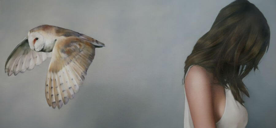 mujer con un búho al lado representando el dolor de las mentiras