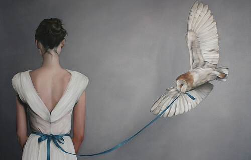 femme avec un hibou tenant le ruban de sa robe