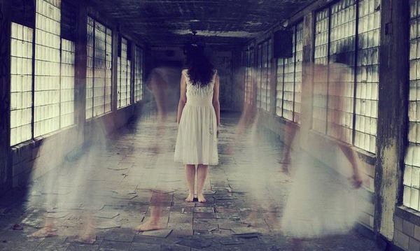 mujer en un pasillo a quien dicen libérate