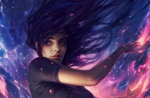 Mujer envuelta en fuegos azules y rosados