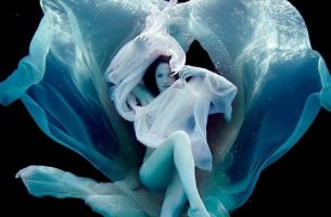 mujer bajo el agua a quien le dicen libérate