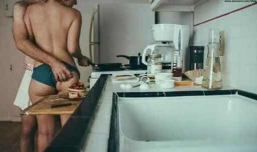 mujer-hombre-en-la-cocina-semidesnudos