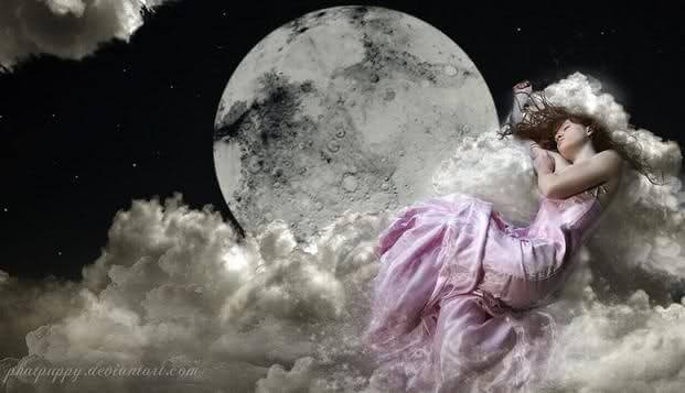 mujer libre sobre la luna