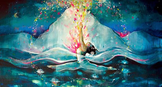 femme à l'intérieur de la mer