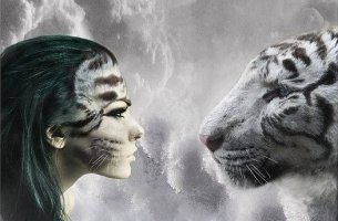 mujer mirando a un tigre blanco cara a cara