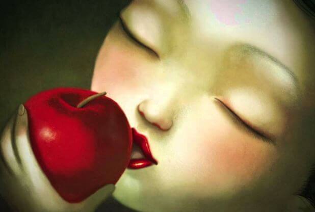 Mujer con una manzana pensando en el amor