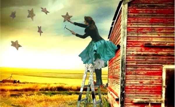 mujer pintando estrellas