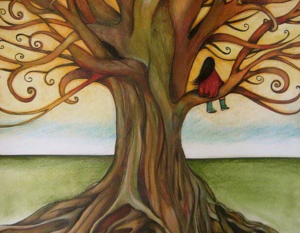 Mujer sentada en un árbol mirando al horizonte