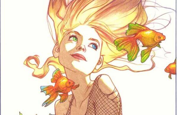 mujer sonriendo rodeada de peces disfrutando del momento