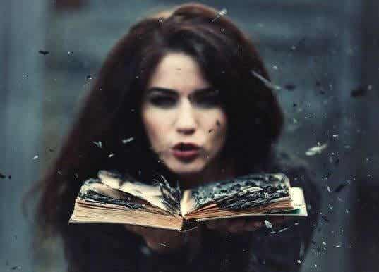 Femme soufflant sur un livre