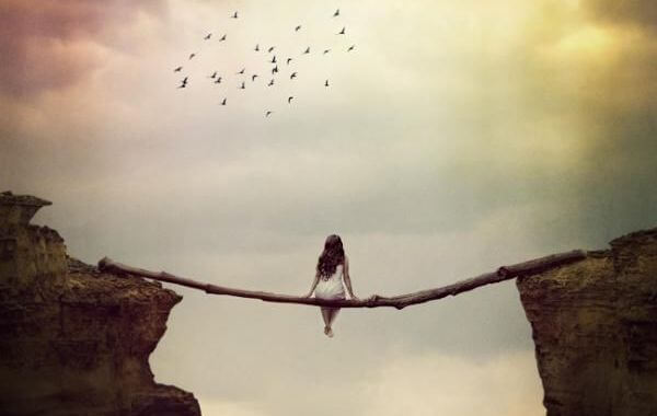 mujer sentada sobre un tronco y suspendida en un abismo pensando en lo que debería hacer