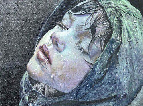 niño bajo la lluvia