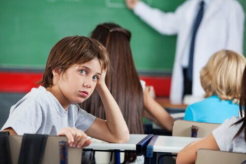 Niño aburrido en clase de matemáticas