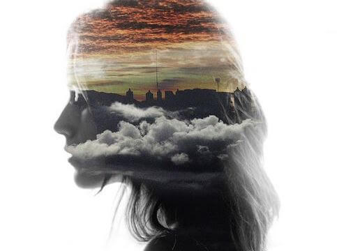 perfil de una mujer con nubes en el centro
