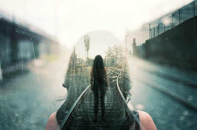 Mujer de pie en una vía del tren