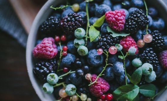 plato de frutas del bosque