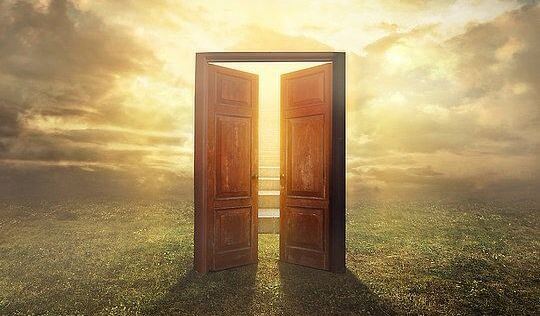 porte qui s'ouvre