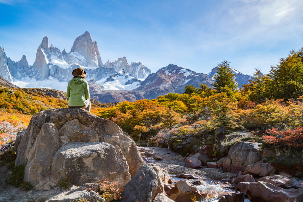 Viajera mirando el paisaje