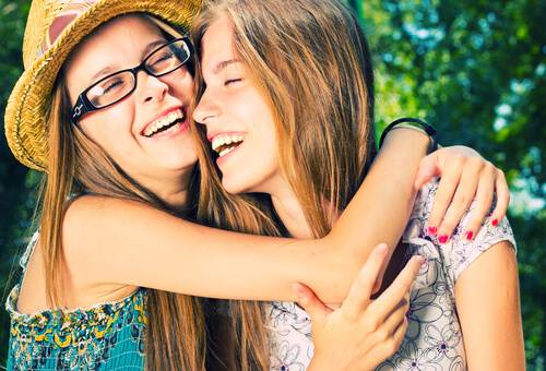 Amigas adolescentes abrazándose