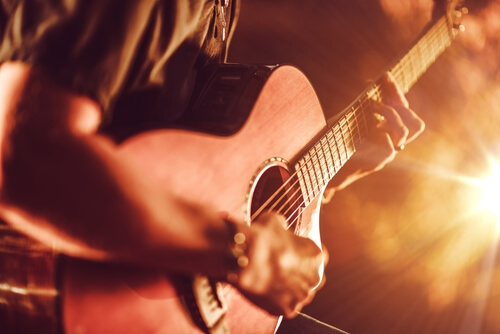 Chico joven tocando una guitarra