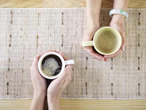 Dos personas tomándose una taza de café