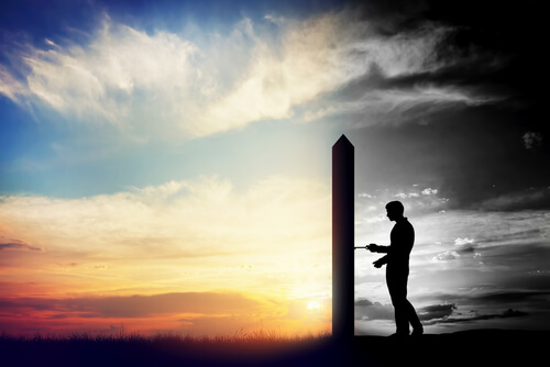 Hombre abriendo una puerta a la felicidad