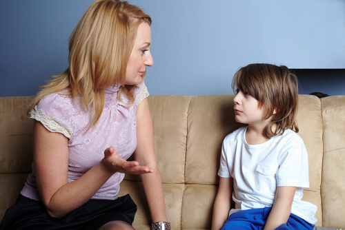 Madre hablando con su hijo sobre alcohol y drogas