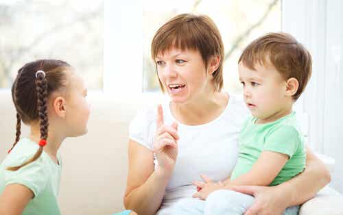 Madre-hablando-con-sus-hijos-sobre-alcohol-y-drogas