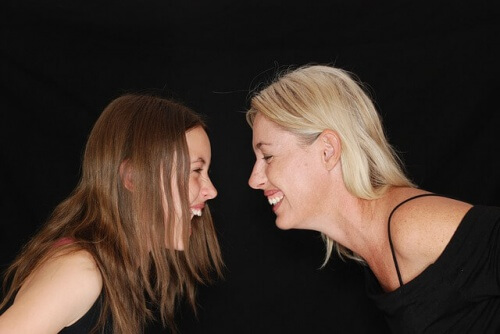 Madre sonriendo a su hija