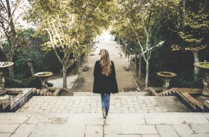 Mujer bajando escaleras de un parque