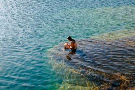Mujer bañándose en el mar sola