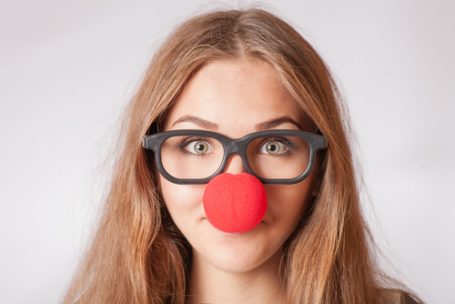 Mujer con gafas y nariz de payaso