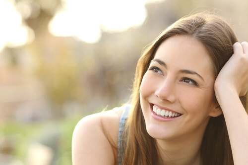 Mujer con sonrisa sincera